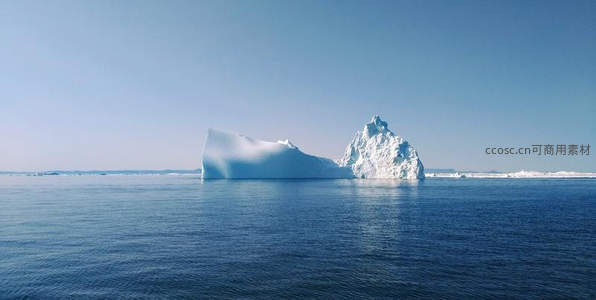平静海面孤傲矗立的双峰冰山