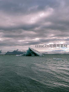 孤冰漂浮湖面，远山云影相伴
