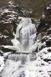 雪覆山涧瀑布，冰挂飞流气势磅礴