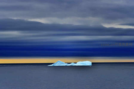 黄昏时分海平线上的孤冰