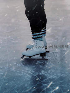雪中滑冰者的优雅足迹