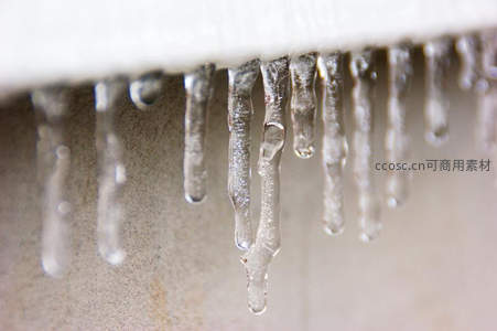 屋檐下悬挂的透明冰凌