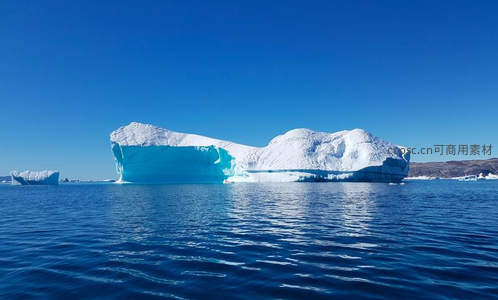 巨型冰山漂浮海面