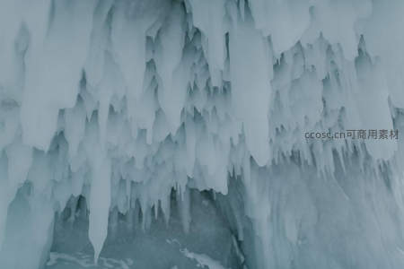 冰洞深处钟乳倒悬蓝白交织