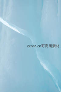 纯净蓝冰裂缝，如天空之镜的倒影