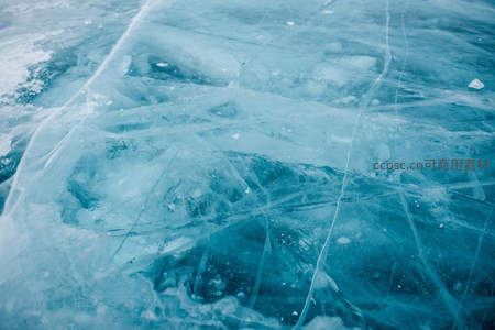 冰层下的气泡与裂痕，水下世界的凝固诗篇