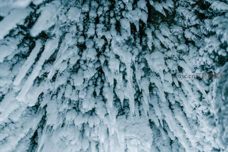 密集冰锥覆盖岩壁，冰雪王国的穹顶