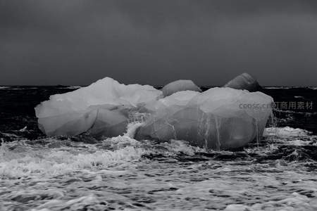 黑白海面浮冰，风暴前的静谧与力量