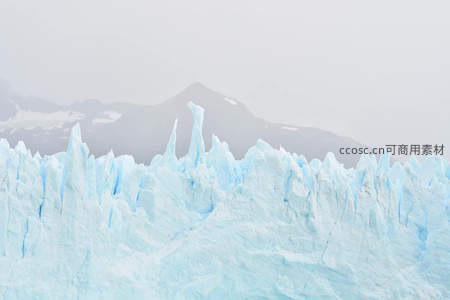 蓝冰冰川锋刃，雾中雪山下的壮丽奇观