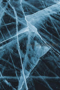 冰层裂纹网络，深蓝背景下的几何艺术