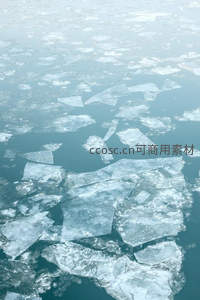 冰面浮冰航拍，晶莹碎片点缀深蓝水面