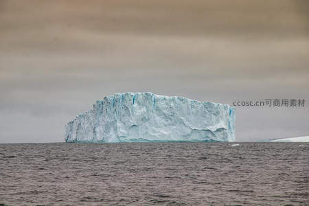 巨大冰墙屹立海面苍凉壮观