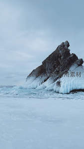 冰封巨岩屹立雪原