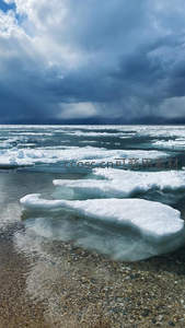 浮冰海岸阴云密布