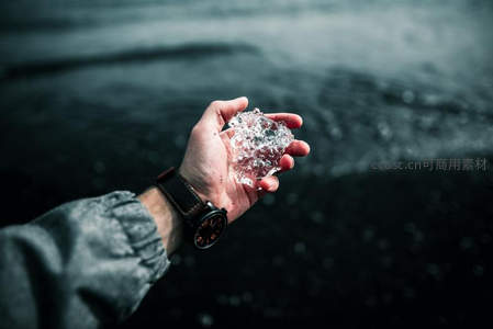 手中捧着一块正在融化的冰晶
