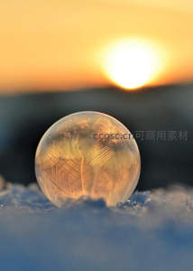 雪地冰球映日落，霜花如画暖寒光