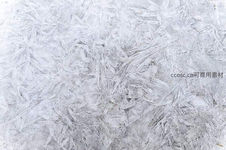 窗玻璃上蔓延的霜花纹理