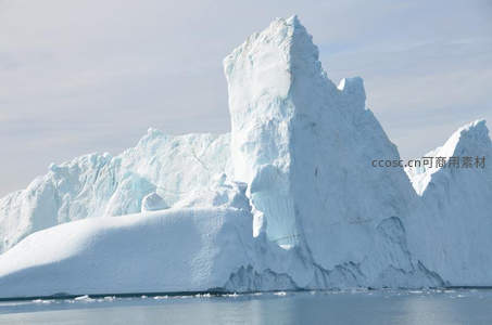 巍峨冰山矗立于蔚蓝海面之上