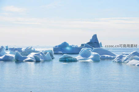 浮冰群在平静海面上散落如玉