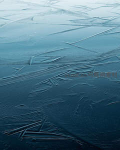 冰面裂纹构成抽象几何艺术图案