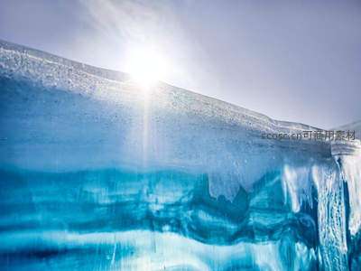 阳光穿透冰壁映射深邃蓝调纹理