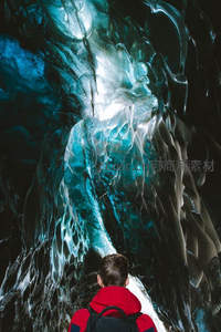 探险者仰望蓝冰洞奇幻光芒