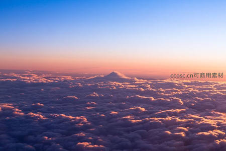 富士山尖破云海霞光万丈