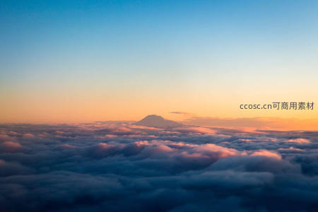 云端之上远眺孤峰剪影