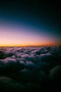 暮色云巅，新月挂天边