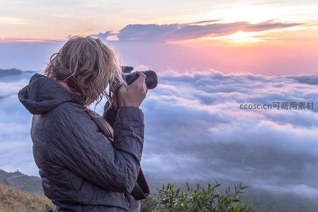 摄影师山顶捕捉云海日出