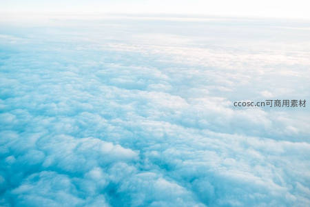 云端之上，一片纯净的蓝色海洋
