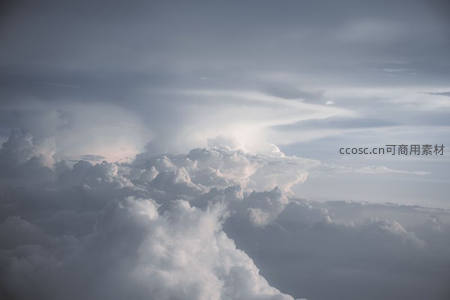 风暴前夕，云层裂开一道光隙