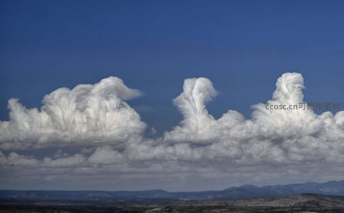 蔚蓝天空下三朵巨型积雨云