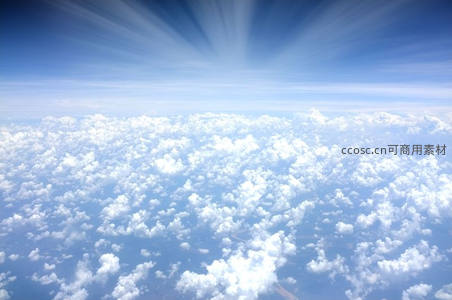 无垠蓝天下的白色云朵海洋