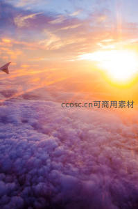 飞机舷窗外的日落云海奇景