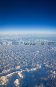 纯净深蓝天空下的蓬松云毯