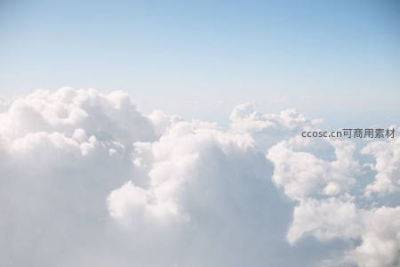 阳光洒落云顶如雪峰连绵