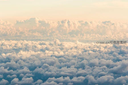 云海之上，俯瞰无垠的白色绒毯