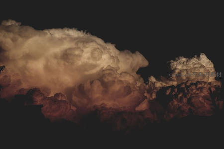 暗夜中升腾的云团，神秘而磅礴