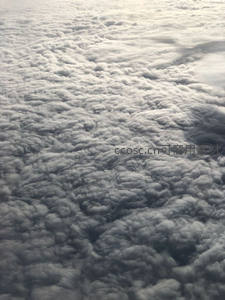 舷窗外的云层，如绵延的灰色海洋