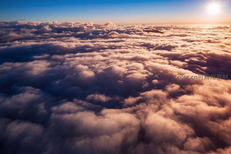 晨曦初照，金色云海铺展于天际线