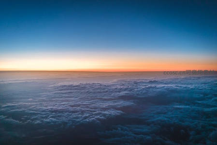 地平线上的温柔渐变，云海与天空共舞