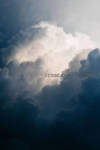 巨云穹顶，阳光刺破阴霾洒下神圣之光