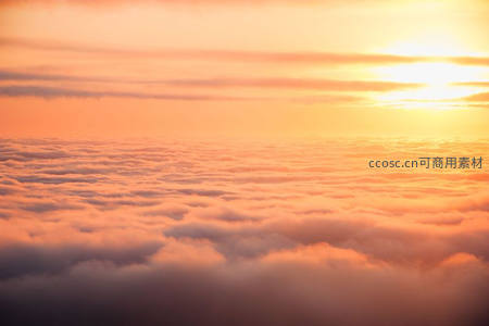 俯瞰云海接天际，日出东方染金辉