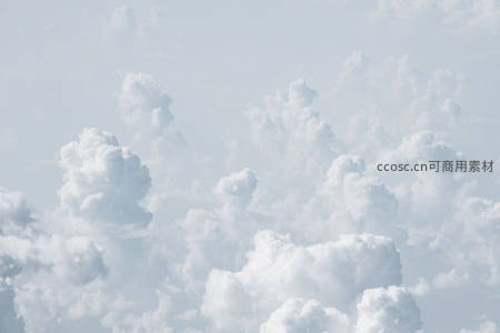 纯净的棉花糖云朵，蓝天背景下的温柔仙境