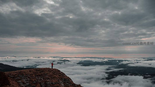 山顶孤影俯瞰云海，天地间唯我独尊的壮阔