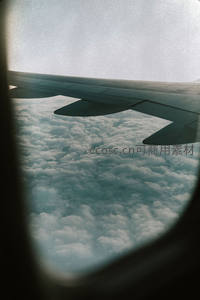 舷窗之外云海翻腾，机翼划破天际线