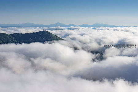 山顶穿云，通信塔立云端之上