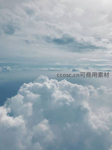 高空俯瞰，洁白云朵如棉花糖