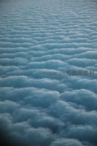 高空俯视绵延云层如海洋波纹